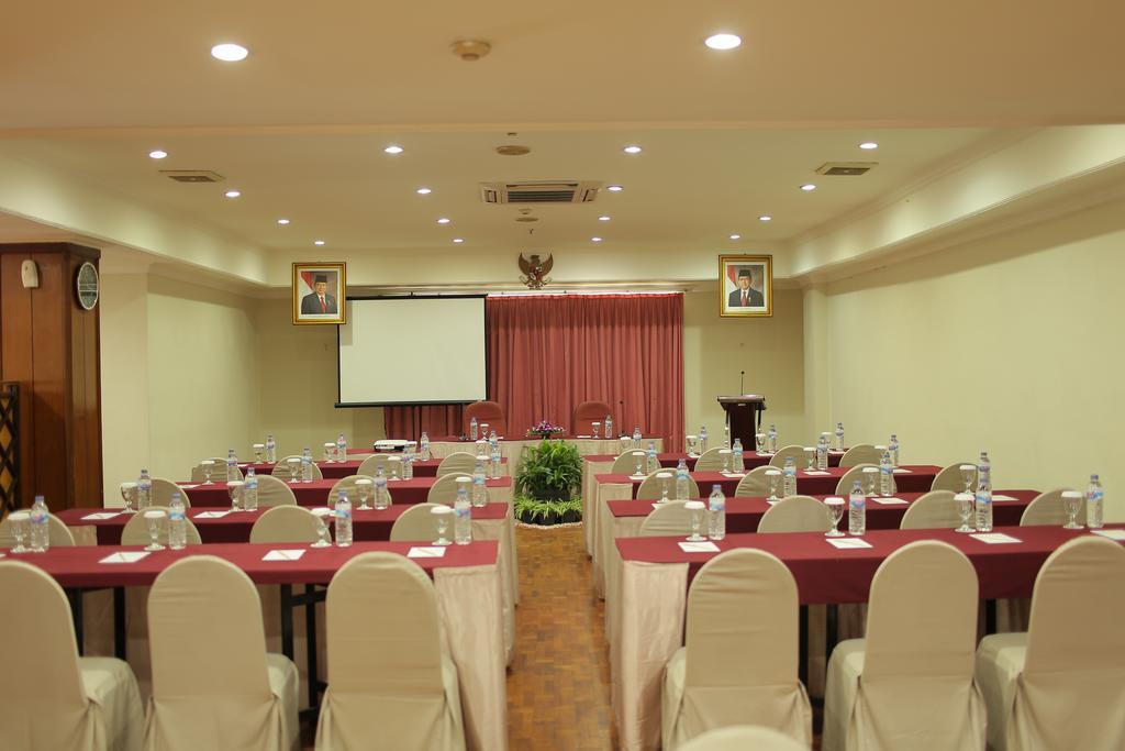 Weta International Hotel 수라바야 외부 사진